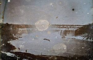 Дагерротип Ниагарского водопада, выполненный с канадского берега около 1840 года и считающийся первой сохранившейся фотографией водопада.