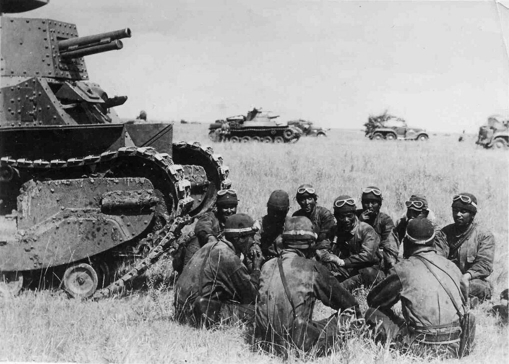 Экипаж японского танка Type 89 отдыхает рядом с боевой машиной во время боев на Халхин-Голе, 1939 год.