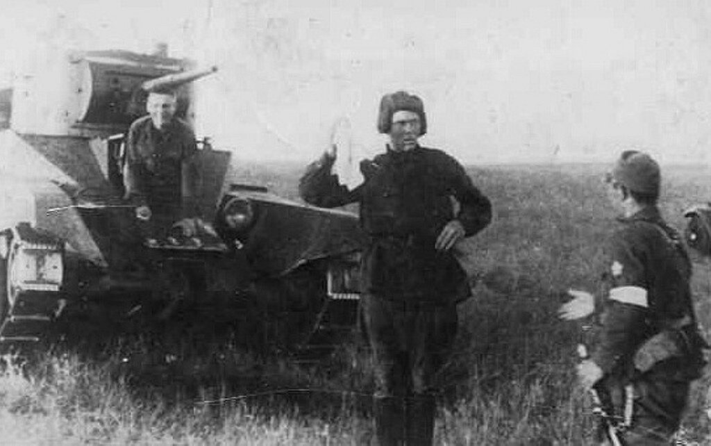 Экипаж советского танка БТ-5 сдается японским военнослужащим во время боев на Халхин-Голе, 1939 год.