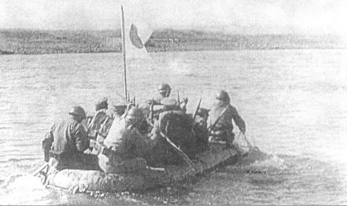 Японские военнослужащие переправляются через реку Халхин-Гол на надувной лодке во время боевых действий, 1939 год.
