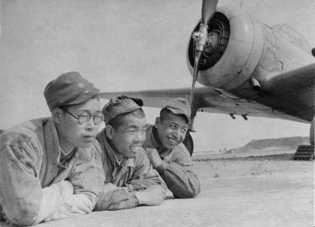 Японские военные летчики отдыхают у истребителя Nakajima Ki-27 во время боев на Халхин-Голе, 1939 год.