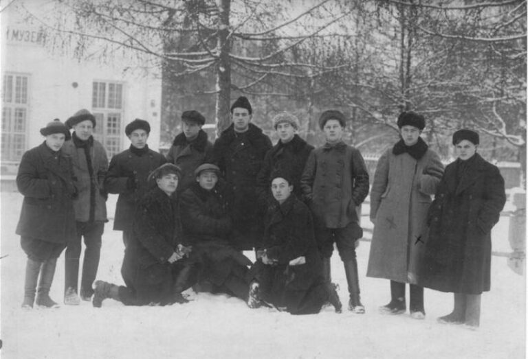Участники Череповецкого губернского комитета РЛКСМ, избранного на IX губернском съезде. Групповой снимок, 1 января 1925 года.